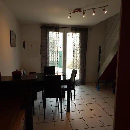 בית נופש A 50 M De La Du Grazel Pour 6 Personnes *